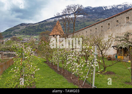 Piccola cittadina medievale di Glorenza in Val Venosta in Alto Adige Foto Stock