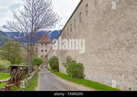 Piccola cittadina medievale di Glorenza in Val Venosta in Alto Adige Foto Stock