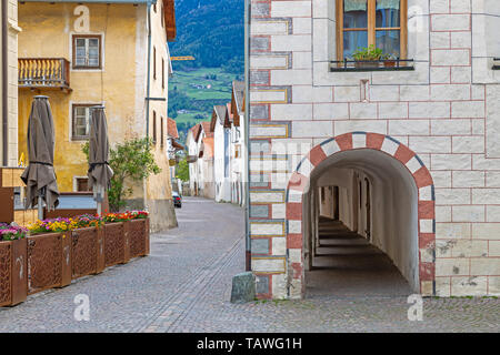 Piccola cittadina medievale di Glorenza in Val Venosta in Alto Adige Foto Stock