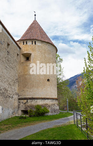 Piccola cittadina medievale di Glorenza in Val Venosta in Alto Adige Foto Stock