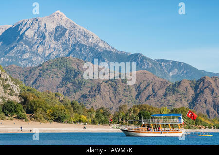 Tradizionale nave Turco Caicco in Cirali bay con Tahtali mountain in background in Turchia Foto Stock