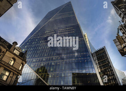 Skycrapers nella City di Londra uno dei principali centri della finanza globale in prospettiva dal basso. Foto Stock