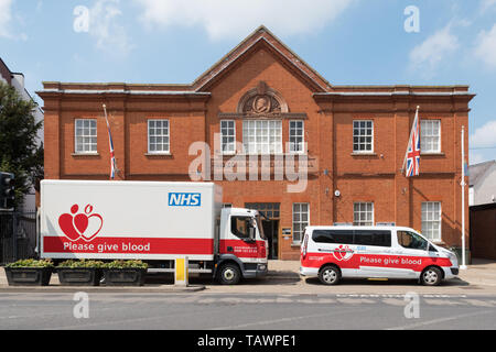 NHS Donazione Sangue sessione con mobile di raccolta di sangue veicoli parcheggiati al di fuori - Newmarket, England, Regno Unito Foto Stock