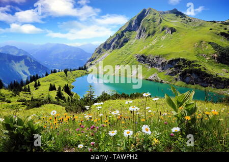 Seealpsee un lago di alta montagna nelle Alpi Bavaresi Foto Stock