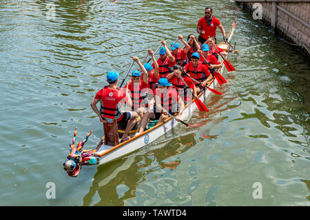 Eskisehir, Turchia - 19 Maggio 2019: Tradizionale gara di canoa chiamato 'Dragon gare' sul fiume Porsuk a Eskisehir, Turchia Foto Stock
