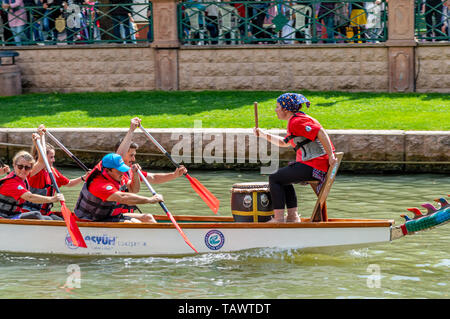 Eskisehir, Turchia - 19 Maggio 2019: Tradizionale gara di canoa chiamato 'Dragon gare' sul fiume Porsuk a Eskisehir, Turchia Foto Stock