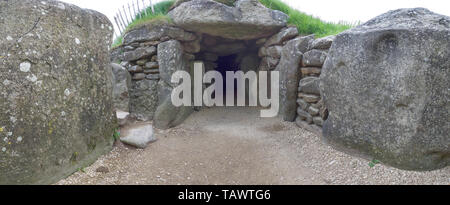 West Kennet Long Barrow è una tomba neolitica o barrow, situato su un prominente chalk ridge, vicino Silbury Hill, uno-e-un-metà miglia a sud di Avebury. Foto Stock