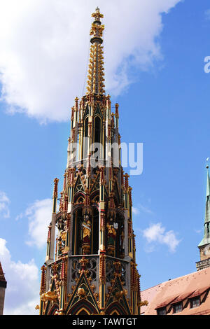 Bella Fontana con statue colorate nel centro di Norimberga, Baviera, Germania. Una delle attrazioni principali della città per vedere! Foto Stock