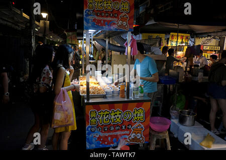 Fornitore di vendita di alimenti in Raohe Street, il Mercato Notturno di uno dei più antichi mercati di notte nel quartiere Songshan, Taipei, Taiwan. Foto Stock