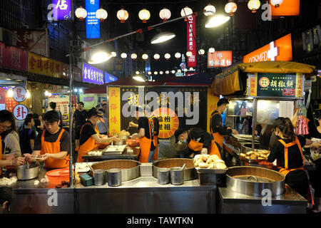 Venditore a vendere cibi tradizionali cinesi in Raohe Street, il Mercato Notturno di uno dei più antichi mercati di notte nel quartiere Songshan, Taipei, Taiwan. Foto Stock