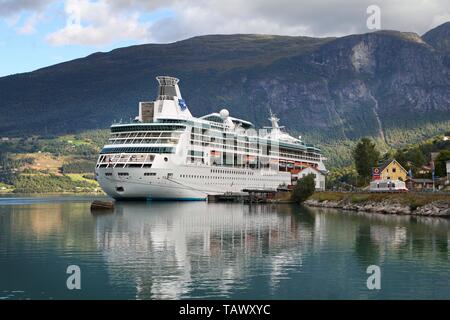 OLDEN, Norvegia - 20 agosto 2010: MS Visione di mari ancorato in Olden, Nordfjord. La nave da crociera è azionato da Royal Caribbean Cruises, il 2° b Foto Stock