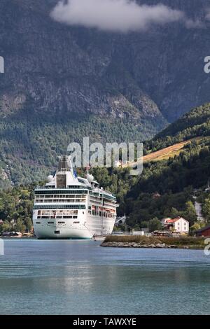 OLDEN, Norvegia - 20 agosto 2010: MS Visione di mari ancorato in Olden, Nordfjord. La nave da crociera è azionato da Royal Caribbean Cruises, il 2° b Foto Stock