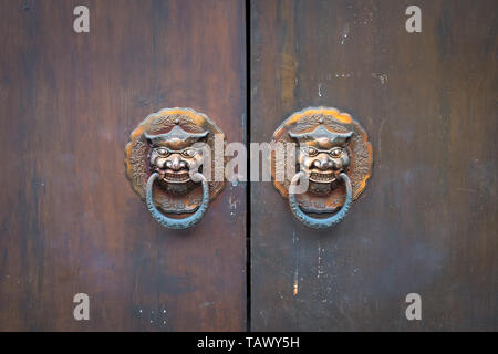 Porta di legno dettaglio con lion battenti della porta vicino, Asia. Stile cinese architettura del tempio . Foto Stock