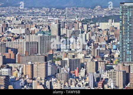 OSAKA, Giappone - 27 Aprile 2012: vista Cityscape di Osaka in Giappone. Osaka è la terza città più grande in Giappone (2,8 milioni di persone con una popolazione metropolitana di ar Foto Stock