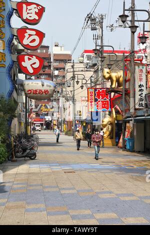 OSAKA, Giappone - 25 Aprile 2012: la gente visita quartiere Shinsekai di Osaka in Giappone. Osaka è la terza città più grande in Giappone (2,8 milioni di persone) con popul Foto Stock