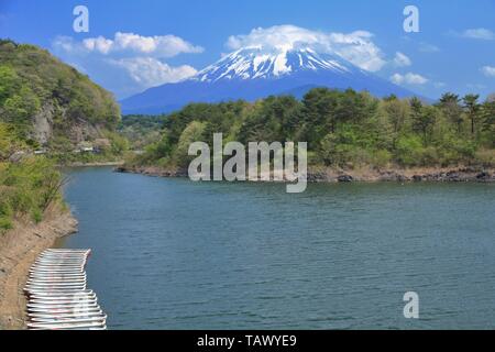 Giappone paesaggio con il Monte Fuji - Lago Shoji (Shojiko) e il famoso vulcano. Parte di Fuji cinque laghi in Fuji-Hakone-Izu National Park Foto Stock