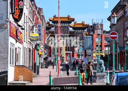 LIVERPOOL, Regno Unito - 20 Aprile 2013: la gente visita Chinatown a Liverpool, UK. Si stima che 1,7 percento di Liverpool la popolazione cinese di desc Foto Stock