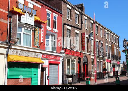 LIVERPOOL, Regno Unito - 20 Aprile 2013: Street View di Chinatown in Liverpool, UK. Si stima che 1,7 percento di Liverpool la popolazione cinese di de Foto Stock