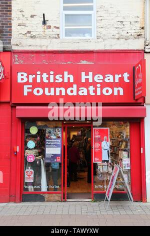 BOLTON, Regno Unito - 23 Aprile 2013: British Heart Foundation archiviare in Bolton, Regno Unito. La carità ha alcuni 700 negozi nel Regno Unito. Foto Stock