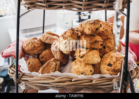 Vista da sopra del pane appena sfornato focaccine di frutta in un cestino, il fuoco selettivo. Foto Stock