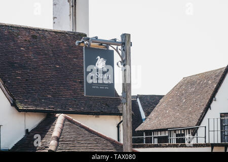 Lavenham, Regno Unito - 19 Aprile 2019: Segno al di fuori del Swan hotel e spa a Lavenham, un villaggio storico di Suffolk, Inghilterra, famoso per la sua Guildhall Litt Foto Stock