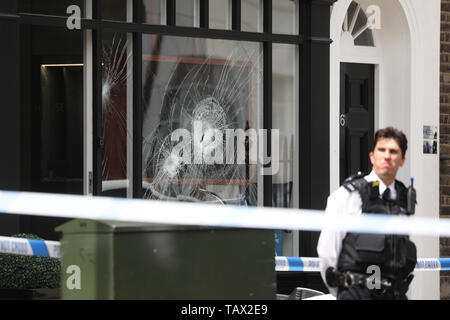 La polizia al di fuori delle ore di casa sulla Duke Street, Westminster, dove ciclomotore-riding rapinatori di mira la luxury watch shop, rendendo con gli oggetti rubati dal fracassato vetrina. Foto Stock