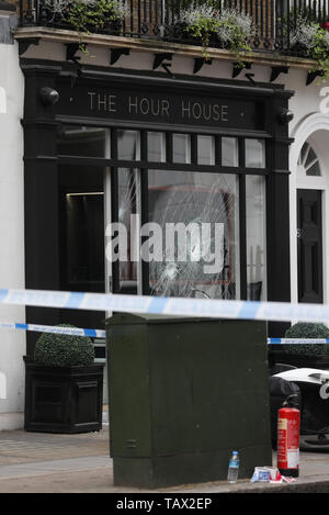 Nastro di polizia al di fuori delle ore di casa sulla Duke Street, Westminster, dove ciclomotore-riding rapinatori di mira la luxury watch shop, rendendo con gli oggetti rubati dal fracassato vetrina. Foto Stock