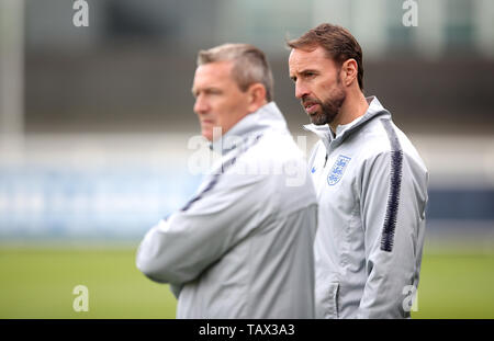 Inghilterra Manager Gareth Southgate durante una sessione di allenamento presso il St George's Park, Burton. Foto Stock