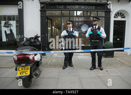 La polizia al di fuori delle ore di casa sulla Duke Street, Westminster, dove ciclomotore-riding rapinatori di mira la luxury watch shop, rendendo con gli oggetti rubati dal fracassato vetrina. Foto Stock