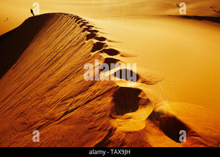 Dune di sabbia arrampicata, alba, il Deserto del Sahara, Algeria Foto Stock