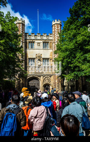 I turisti cinesi di fronte al grande cancello, il Trinity College di Cambridge University Foto Stock