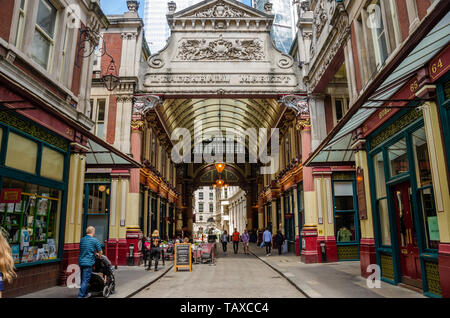 Il mercato Leadenhall è un palazzo del XIV secolo mercato coperto con soffitti a volta in il distretto finanziario della City di Londra. Foto Stock