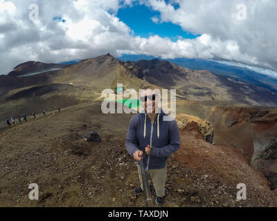 Nuova Zelanda turistica popolare escursione trekking del Tongariro Alpine Crossing National Park. Tramping trampers giovane gli escursionisti a piedi sulla famosa destinazione in N Foto Stock