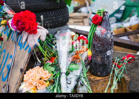 Kiev, Ucraina - 05 Aprile th, 2014: la rovina della città, la Institutska street dopo la rivoluzione ucraina 2014 il Euromaidan Foto Stock