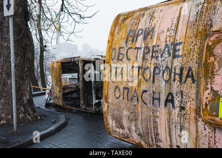 Kiev, Ucraina - 05 Aprile th, 2014: la rovina della città, la Institutska street dopo la rivoluzione ucraina 2014 il Euromaidan Foto Stock