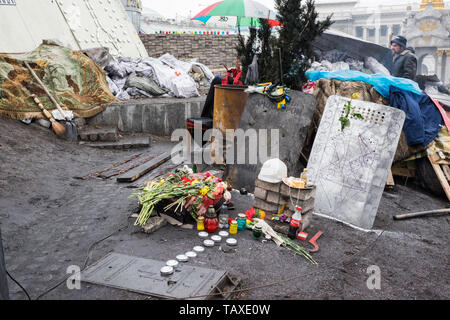 Kiev, Ucraina - 05 Aprile th, 2014: la rovina della città, la Institutska street dopo la rivoluzione ucraina 2014 il Euromaidan Foto Stock