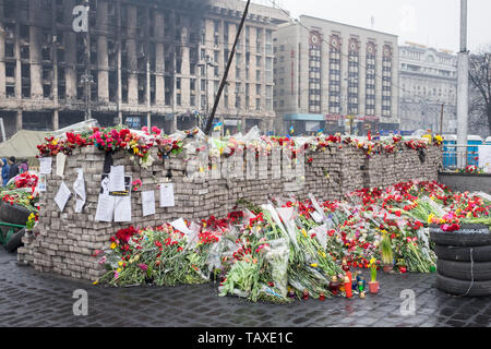 Kiev, Ucraina - 05 Aprile th, 2014: la rovina della città, la Institutska street dopo la rivoluzione ucraina 2014 il Euromaidan Foto Stock