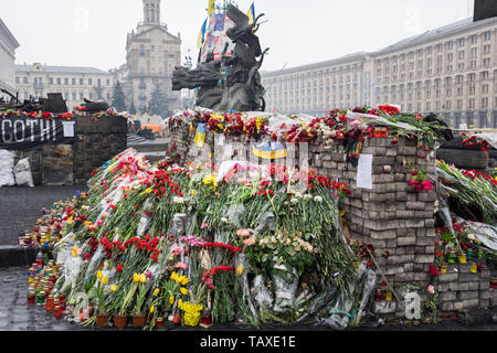 Kiev, Ucraina - 05 Aprile th, 2014: la rovina della città, la Institutska street dopo la rivoluzione ucraina 2014 il Euromaidan Foto Stock