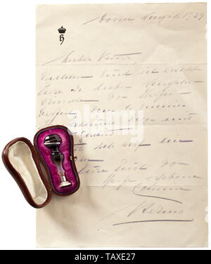 Imperatrice Hermine della Prussia (1887 - 1947) - un sigillo personale e una lettera manoscritta con la seconda moglie di Kaiser Wilhelm II, argento della superficie di tenuta con il monogramma intagliato 'H' al di sotto della corona dell'imperatrice. Bella la presa di sfaccettature, nero-agata bianca. Altezza 63 mm. Nella sua originale marrone custodia in pelle con fodera bianca di seta e velluto viola. È inclusa una lettera manoscritta in colore grigio-blu matita indelebile con il nuovo anno il saluto a un cugino, datata 'Doorn, Neujahr 1929'. Carta intestata in rilievo con 'H' monogramm sotto la corona di imperatrice. Ripiegato, Additional-Rights-Clearance-Info-Not-Available Foto Stock