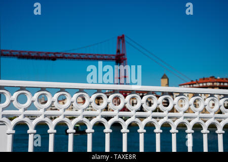 Recentemente dipinto di bianco recinto con il Transporter Bridge chiamato il Ponte di Vizcaya (Puente transportador de Vizcaya) Foto Stock