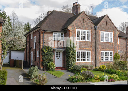 Casa bifamiliare e giardino in Pinner, un affluente sobborgo di Londra Foto Stock