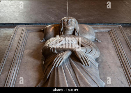L'Italia, Milano, Castello Sforzesco: frontale di un sarcofago con la Vergine Maria in cancelleria Hall all'interno del museo di arte antica Foto Stock