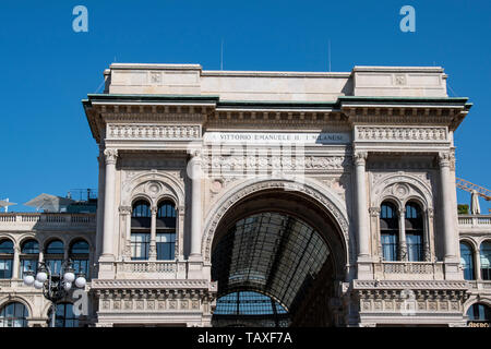 Milano: l'esterno della Galleria Vittorio Emanuele II, più antiche d'Italia active shopping mall, progettato nel 1861, costruito dall'architetto Giuseppe Mengoni Foto Stock