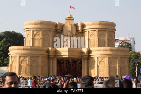 KOLKATA , India settembre 26, 2017 - Decorato Durga Puja pandal in Saptami mattina. Folla di persone raccolte al di fuori mandap. Questo è il più grande festival religioso Foto Stock