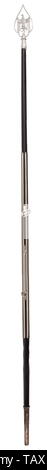 Un flag pole per il banner di una unità di cavalleria, laccato nero palo di legno con placcati argento Polo Cup (lunghezza 26,5 cm), sei placchette decorative (lunghezza 120 cm), nichelato pole con anello e placcati argento giunto con fibbia per la rara pad del braccio della luce in pelle marrone. Bandiera dell'esercito Terminale per tenda di lega metallica leggera. Lunghezza totale ca. 285 cm. Anche la bandiera dei chiodi e della treccia di argento per il fissaggio del banner come pure il superiore terminale di anello. Estremamente raro. cavalleria, cavalries, militare, militaria, montato truppa, ramo di servizio, rami di servizio, armati, Additional-Rights-Clearance-Info-Not-Available Foto Stock