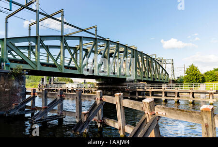 Willebroek, Belgio - 27 Maggio 2019: Il ferro ponte girevole su Brussels-Scheldt canal Foto Stock