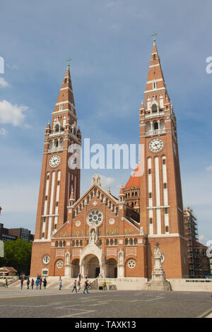 La Chiesa Votiva e la Cattedrale di Nostra Signora di Ungheria è una twin-spired chiesa a Szeged. Si trova sulla piazza di Dm accanto alla torre Dmtr. Costruito nel 1930 Foto Stock