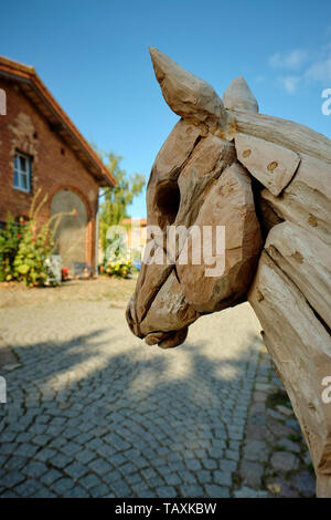 Cavallo di legno sculture sul display e per la vendita a Putgarten sull isola di Rügen in Germania. Foto Stock
