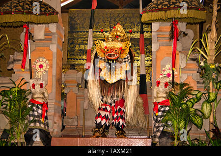 BALI, INDONESIA - febbraio circa, 2019. Barong il benevolo bestia che spaventa gli spiriti cattivi lontano. Danza Tradizionale e spettacolo. Foto Stock