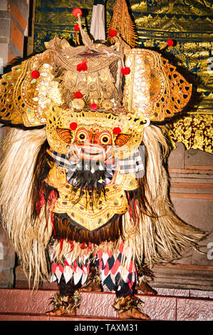 BALI, INDONESIA - febbraio circa, 2019. Barong il benevolo bestia che spaventa gli spiriti cattivi lontano. Danza Tradizionale e spettacolo. Foto Stock